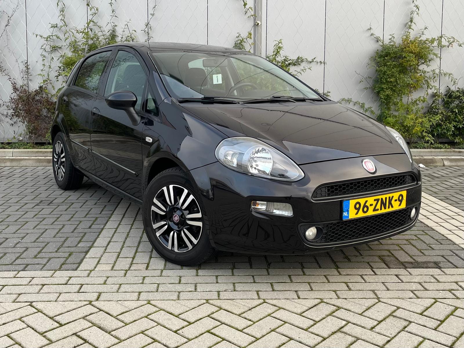 te koop in Alphen aan den Rijn bij Heerings Automotive, volledig technisch gecontroleerd inclusief onderhoud en eventuele reparatie.
