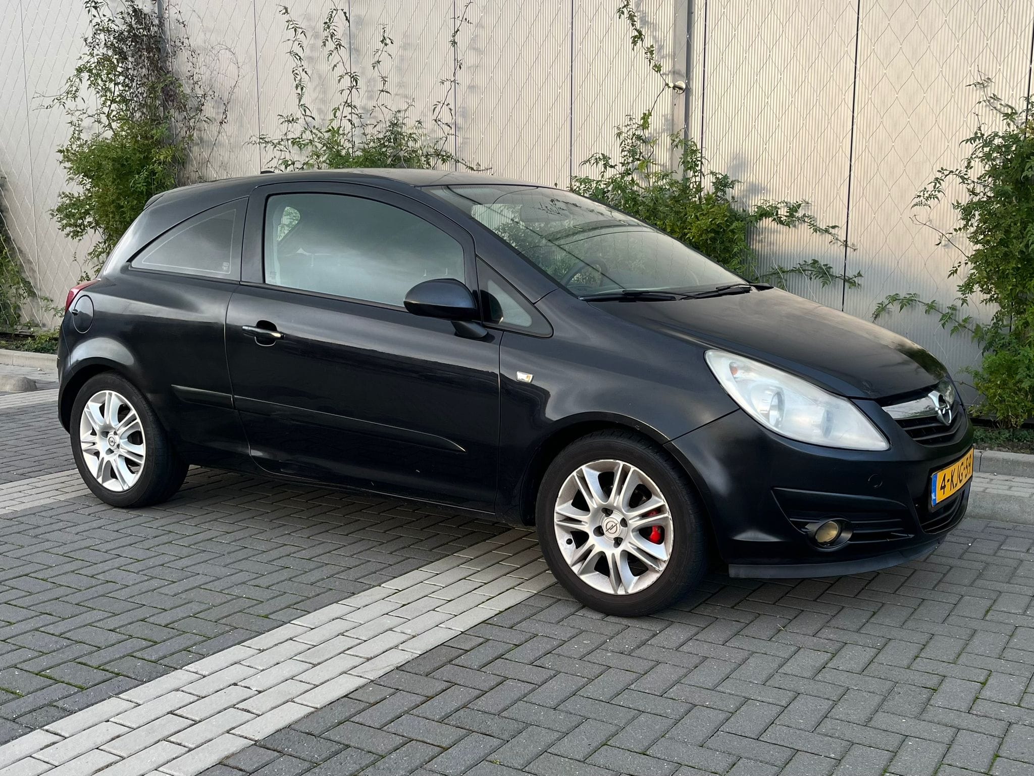 te koop in Alphen aan den Rijn bij Heerings Automotive, volledig technisch gecontroleerd inclusief onderhoud en eventuele reparatie.