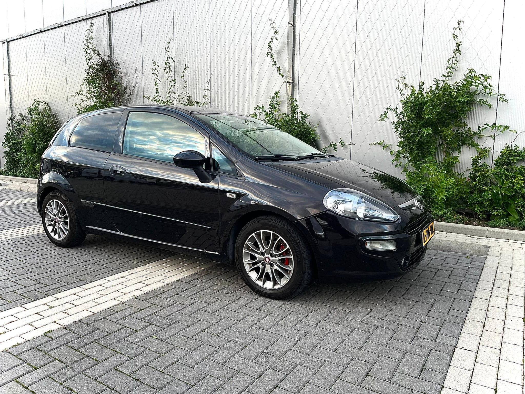 te koop in Alphen aan den Rijn bij Heerings Automotive, volledig technisch gecontroleerd inclusief onderhoud en eventuele reparatie.