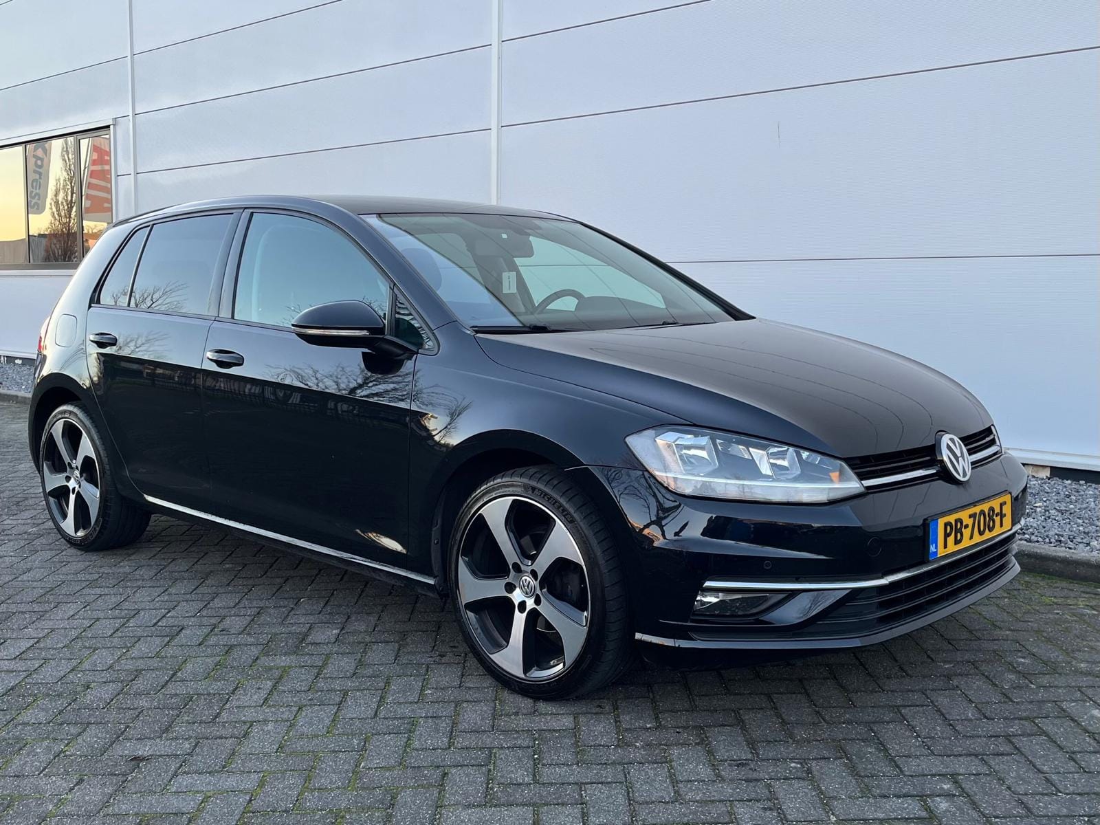 te koop in Alphen aan den Rijn bij Heerings Automotive, volledig technisch gecontroleerd inclusief onderhoud en eventuele reparatie.